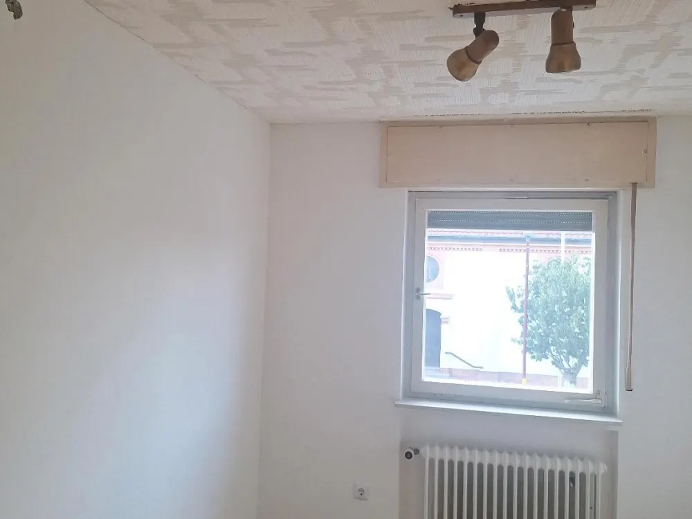 4zimmer OG Wohnung mit Balkon 98qm KM 1050euro zzgl NK
