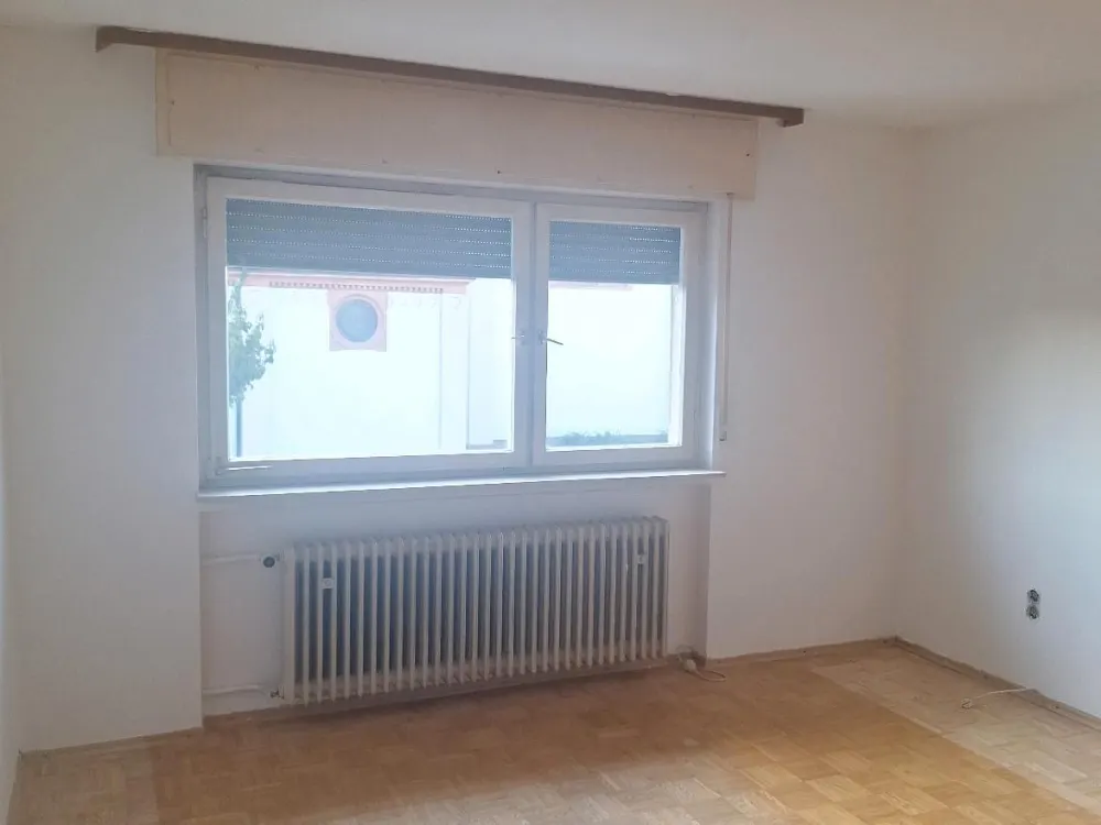4zimmer OG Wohnung mit Balkon 98qm KM 1050euro zzgl NK
