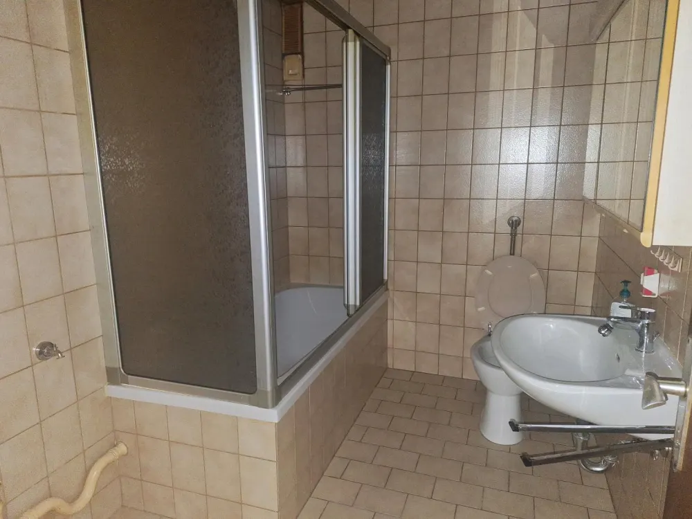 4zimmer OG Wohnung mit Balkon 98qm KM 1050euro zzgl NK