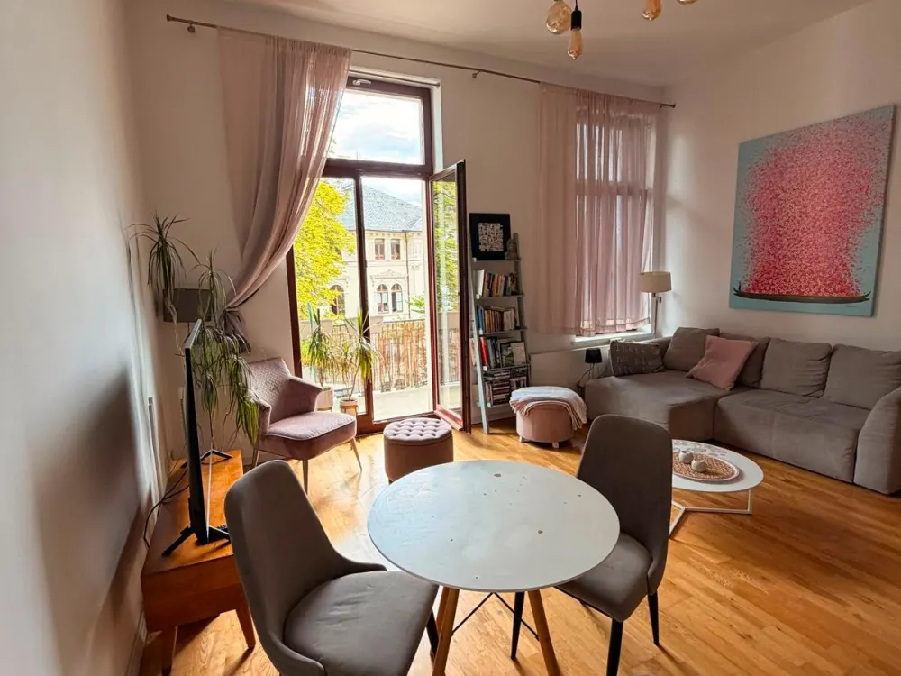 Zentrale möbilierte Zweiraumwohnung ab September
