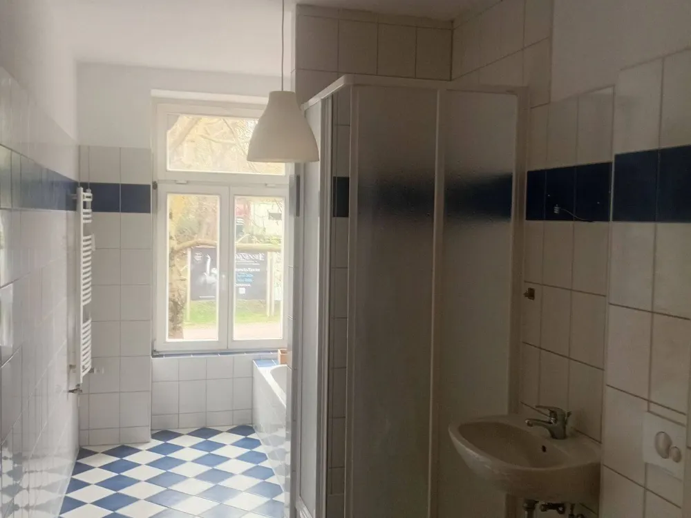 Spacious Large Shared Apartment Room Near University