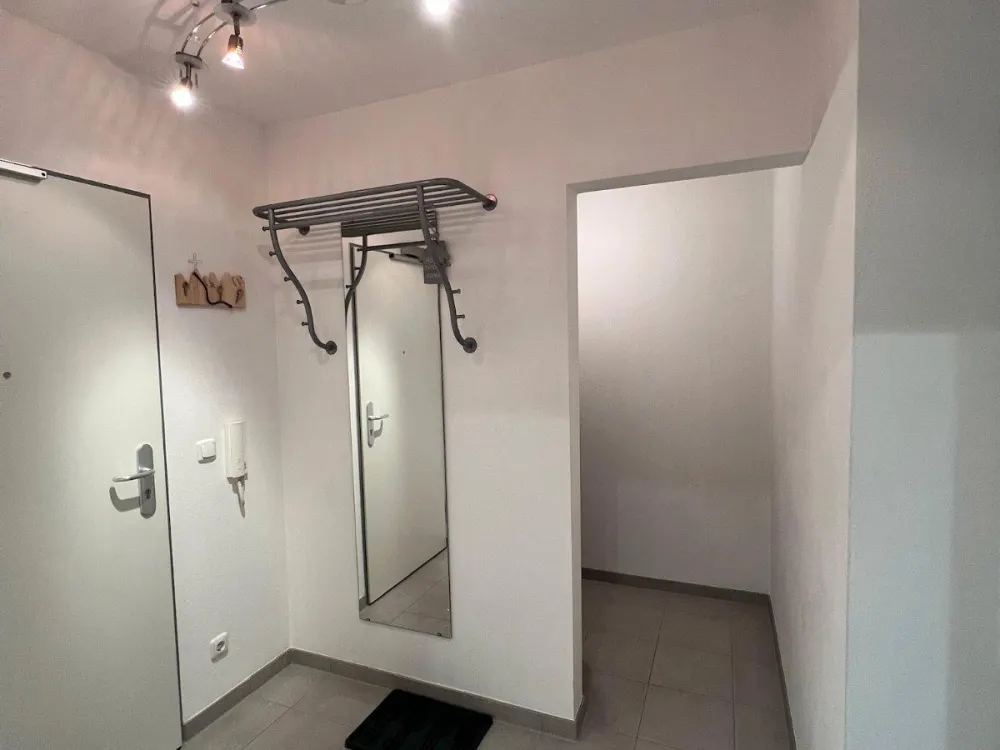 Stilvolle, geräumige, voll möblierte 1-Zimmer-Erdgeschosswohnung