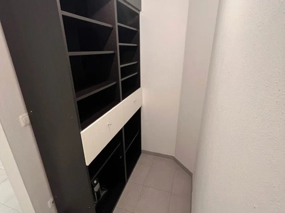 Stilvolle, geräumige, voll möblierte 1-Zimmer-Erdgeschosswohnung