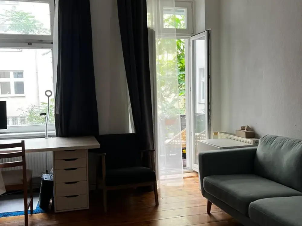 Helle, möblierte 2-Zimmer-Wohnung mit Balkon im Samariterkiez (Befristete Miete)