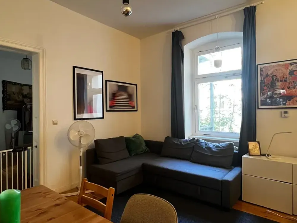 Helle, möblierte 2-Zimmer-Wohnung mit Balkon im Samariterkiez (Befristete Miete)