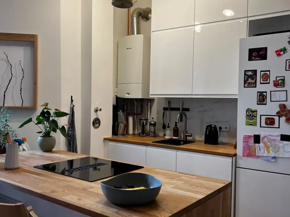 Helle, möblierte 2-Zimmer-Wohnung mit Balkon im Samariterkiez (Befristete Miete)