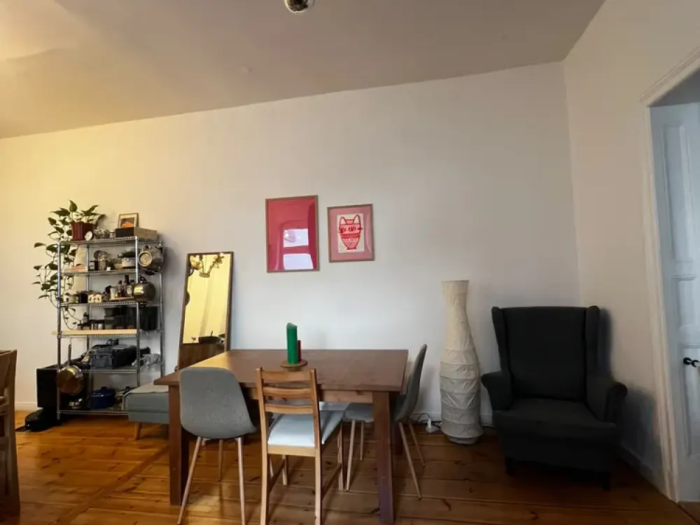Helle, möblierte 2-Zimmer-Wohnung mit Balkon im Samariterkiez (Befristete Miete)