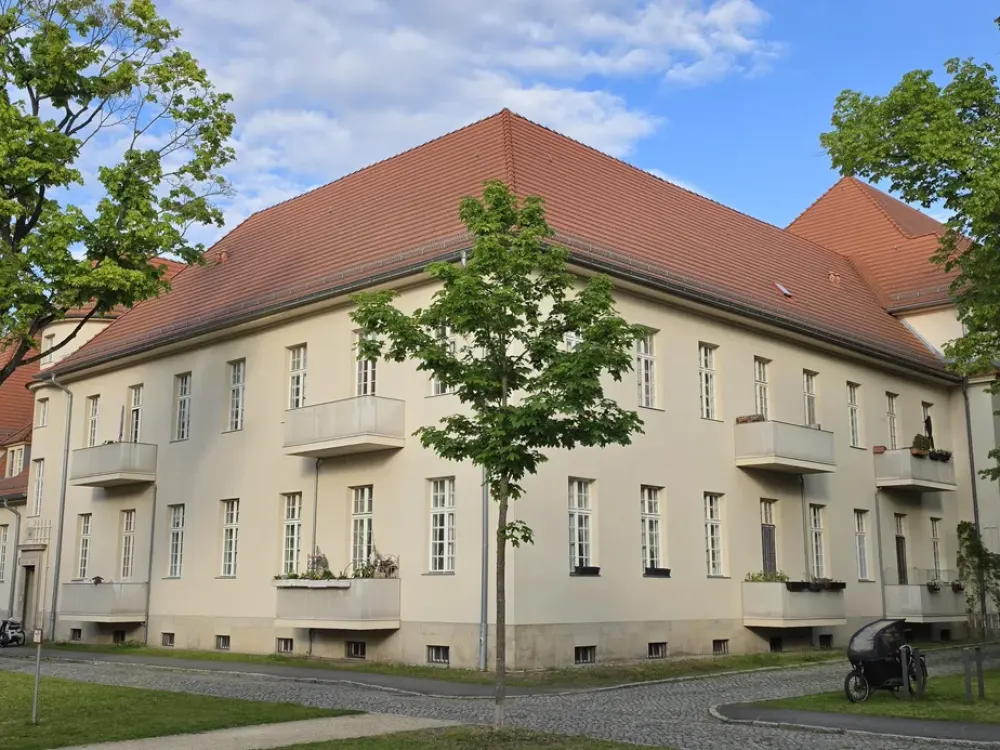BIS 2032//Helle 4‑Zi.‑Whg im Ludwig‑Hoffmann‑Quartier, modernisiert, ruhig, mit Balkon & Stellplatz