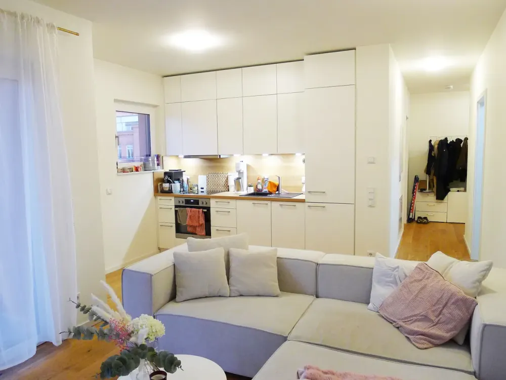 Elegante Wohlfühlwohnung mit Top-Ausstattung in Spreelage: mit EBK + Kfz-Stellplatz/Wallbox!