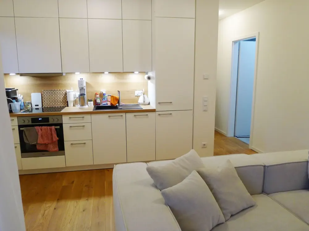 Elegante Wohlfühlwohnung mit Top-Ausstattung in Spreelage: mit EBK + Kfz-Stellplatz/Wallbox!
