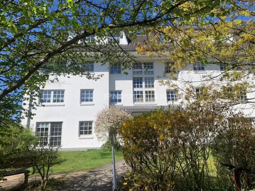 Great 3-Room Apartment on the 1st Floor with West Balcony and Full Bathroom in the "Weißen Viertel"