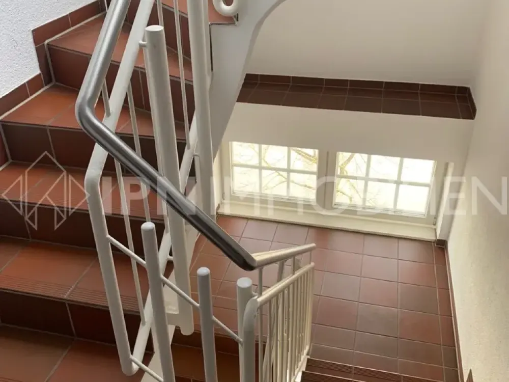 Great 3-Room Apartment on the 1st Floor with West Balcony and Full Bathroom in the "Weißen Viertel"