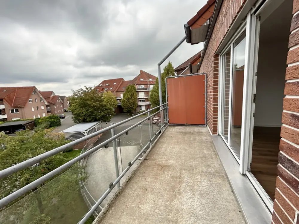 Helle 2-Raum-Wohnung im 2. Obergeschoss mit Küchenzeile, Balkon und Stellplatz
