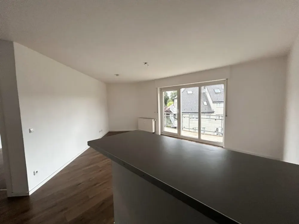 Helle 2-Raum-Wohnung im 2. Obergeschoss mit Küchenzeile, Balkon und Stellplatz