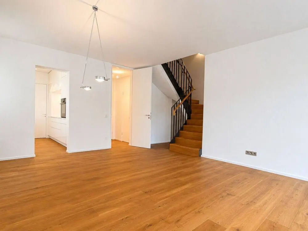 Hochwertig ausgestattete Maisonette mit Loggia und Garten