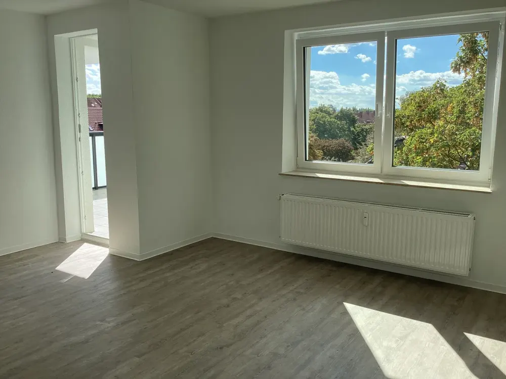 Frisch renovierte 3-Zimmer-Wohnung mit ca. 66 m² Wohnfläche und großzügigem XXL-Balkon, sofort bezu