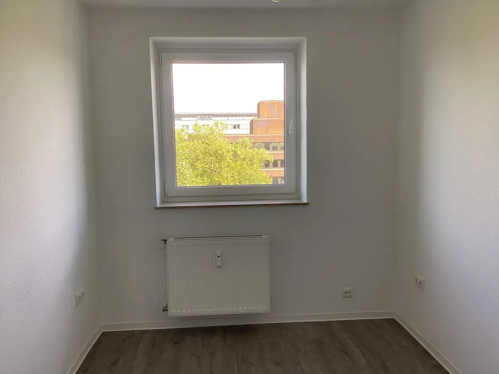 Frisch renovierte 3-Zimmer-Wohnung mit ca. 66 m² Wohnfläche und großzügigem XXL-Balkon, sofort bezu