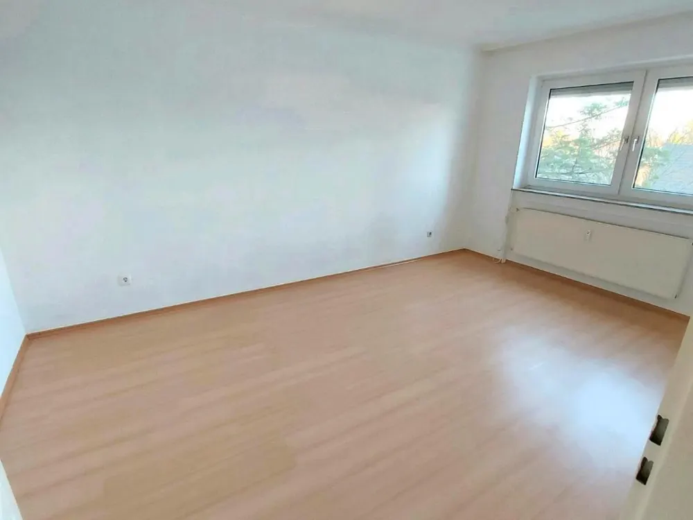 Schöne 2-Zimmer-Wohnung mit Einbauküche, Keller & Außenstellplatz