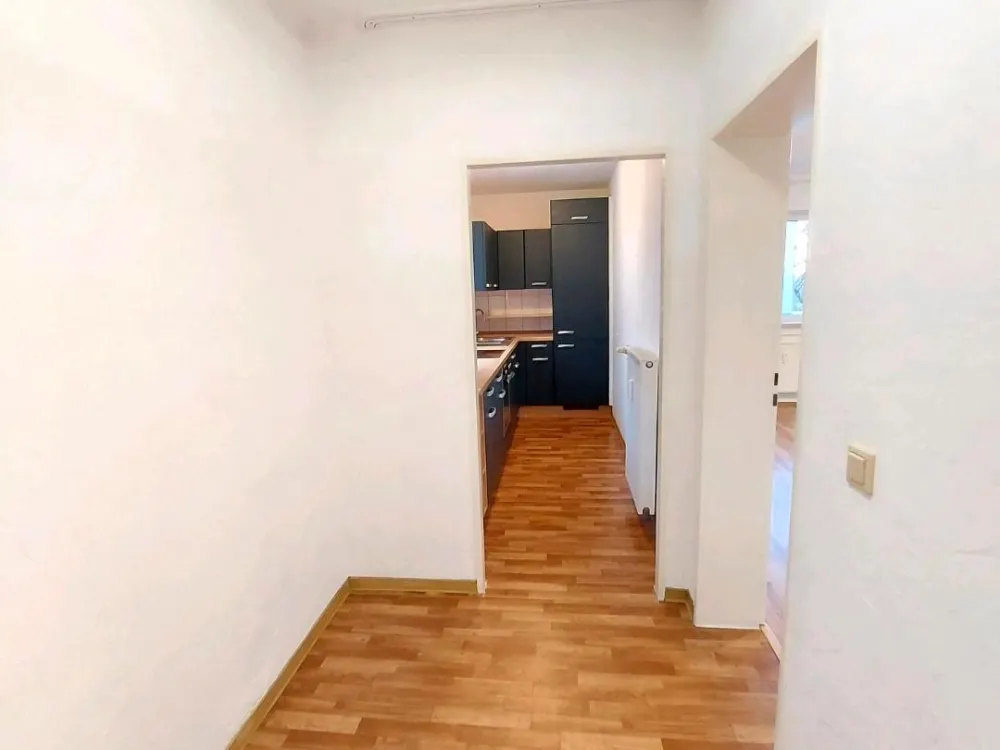 Schöne 2-Zimmer-Wohnung mit Einbauküche, Keller & Außenstellplatz