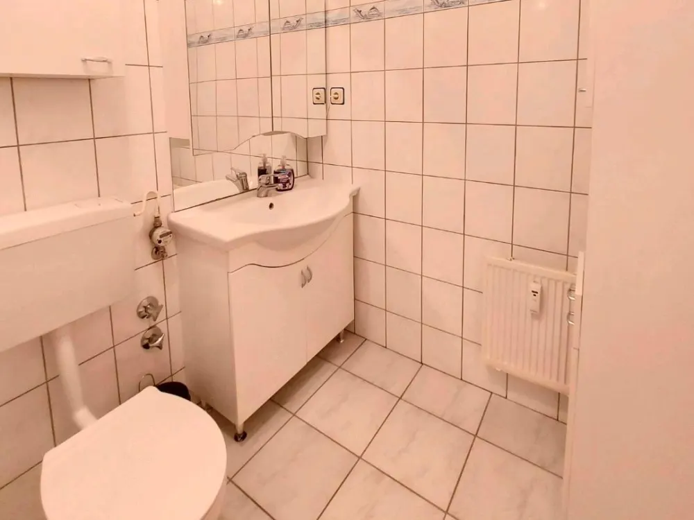 Schöne 2-Zimmer-Wohnung mit Einbauküche, Keller & Außenstellplatz