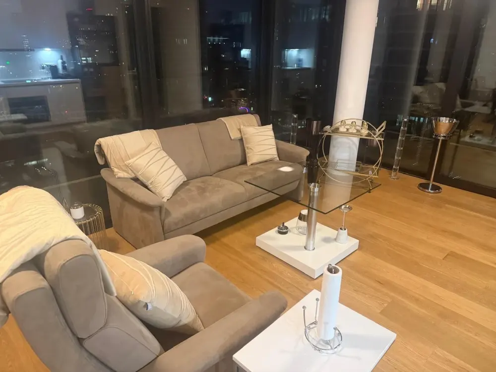 Exklusive 2-Zimmer-Wohnung mit gehobener Innenausstattung mit Balkon und EBK in Frankfurt am Main