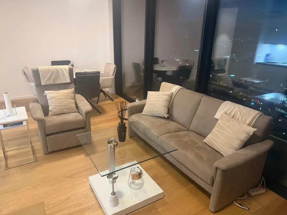 Exklusive 2-Zimmer-Wohnung mit gehobener Innenausstattung mit Balkon und EBK in Frankfurt am Main