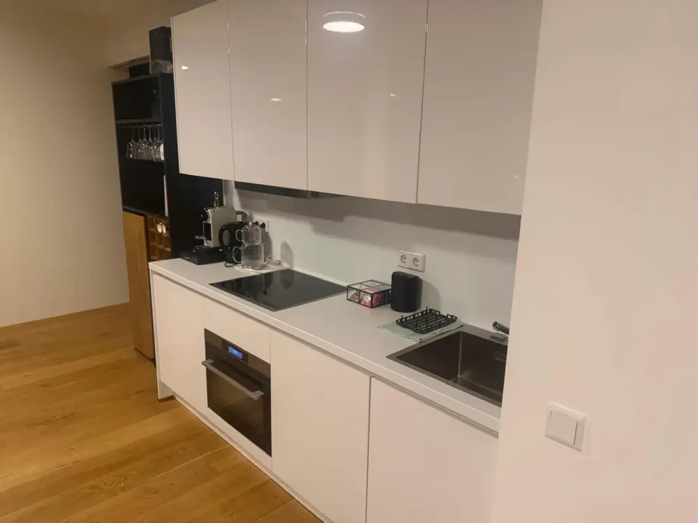 Exklusive 2-Zimmer-Wohnung mit gehobener Innenausstattung mit Balkon und EBK in Frankfurt am Main