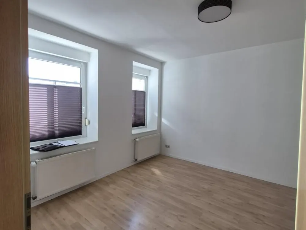ATLAS IMMOBILIEN: شقة جميلة من 3 غرف * حديقة ومطبخ مدمج*