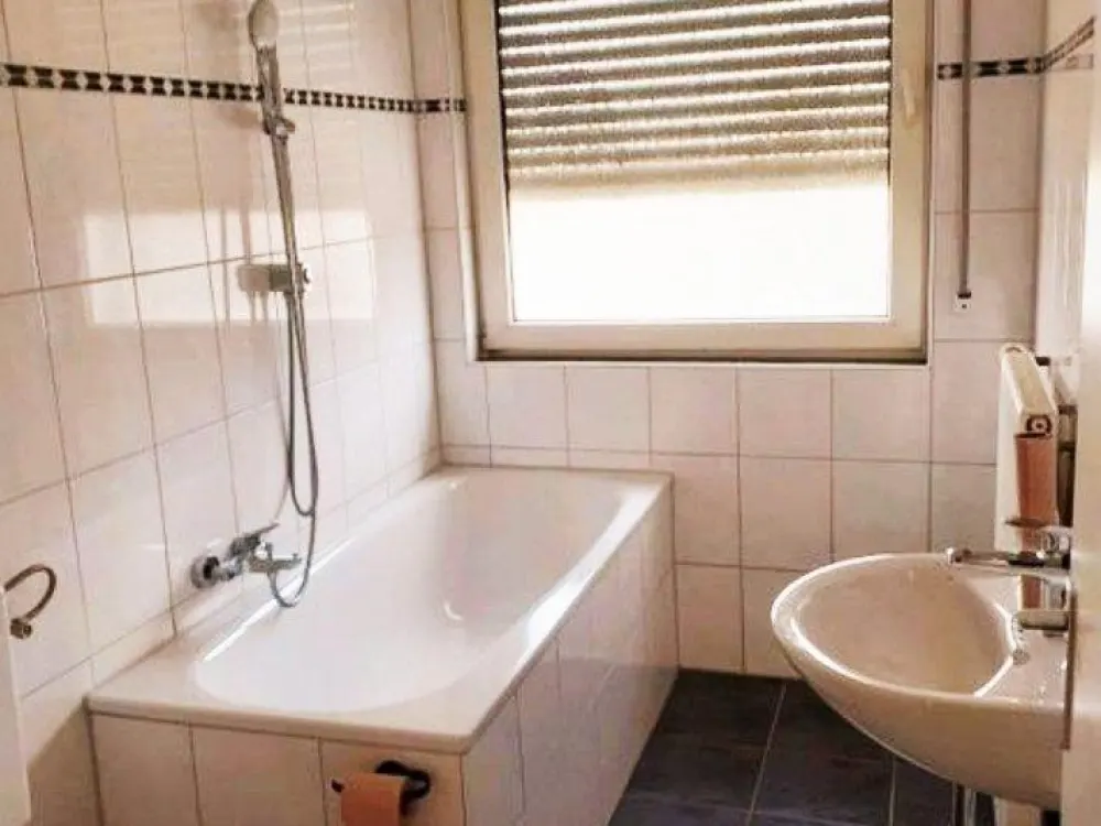 *Stadtnahe Wohnung mit Balkon und Garage zu vermieten*