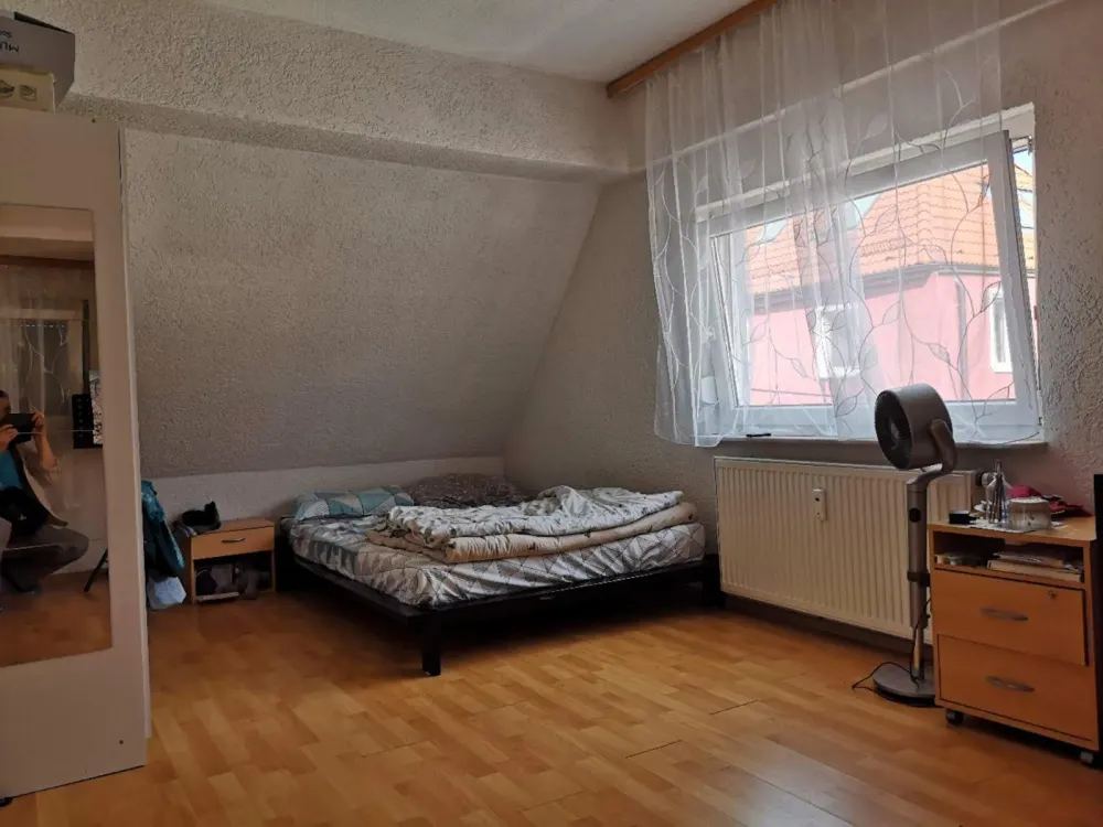 3Zi-Wohnung in DG ist ab 01.12.2026 frei. Kaltmiete 950 Euro.