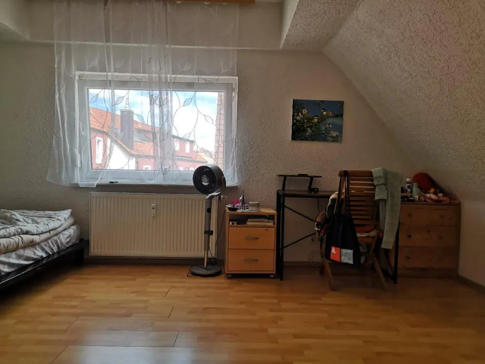 3Zi-Wohnung in DG ist ab 01.12.2026 frei. Kaltmiete 950 Euro.