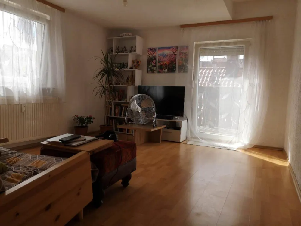 3Zi-Wohnung in DG ist ab 01.12.2026 frei. Kaltmiete 950 Euro.