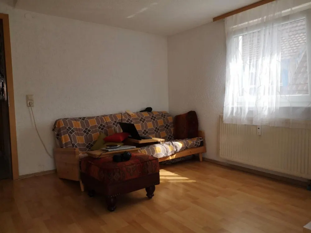 3Zi-Wohnung in DG ist ab 01.12.2026 frei. Kaltmiete 950 Euro.