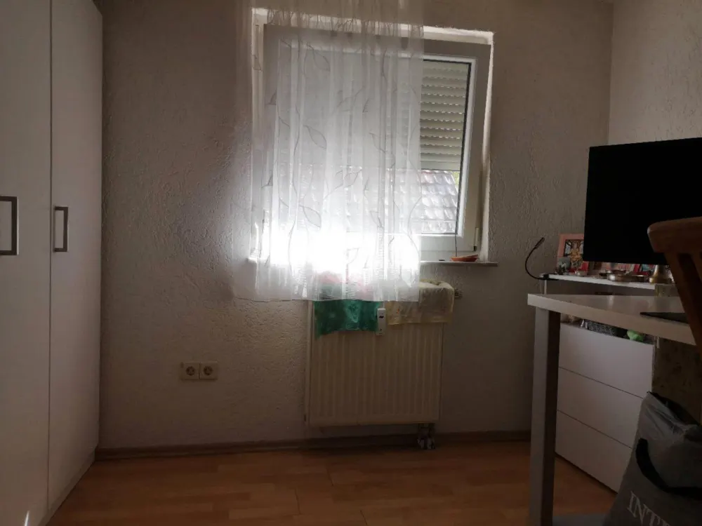 3Zi-Wohnung in DG ist ab 01.12.2026 frei. Kaltmiete 950 Euro.