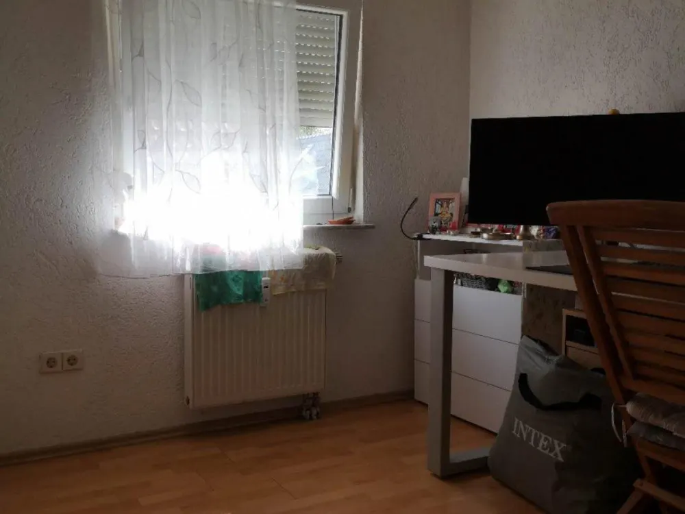 3Zi-Wohnung in DG ist ab 01.12.2026 frei. Kaltmiete 950 Euro.