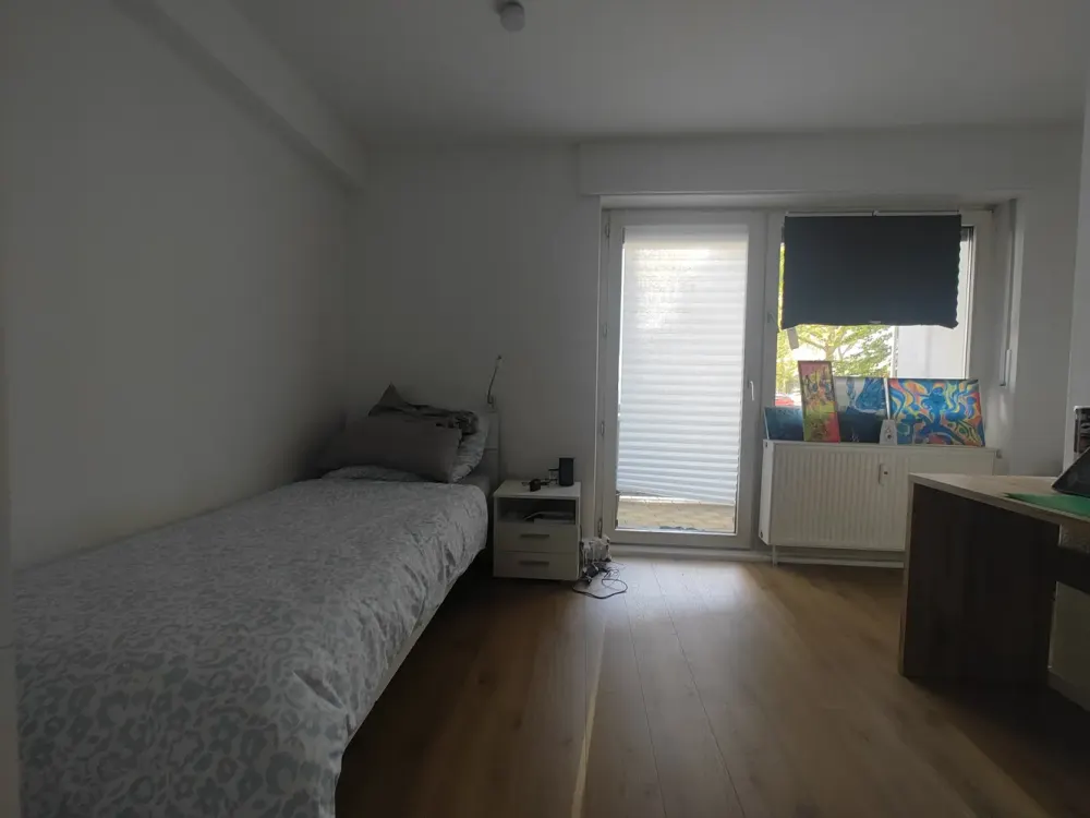 Living with Character: Compact Shared Apartment in Südweststadt