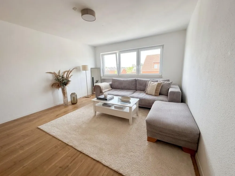 Möblierte 2,5-Zimmer-Wohnung mit Balkon in Köln Esch