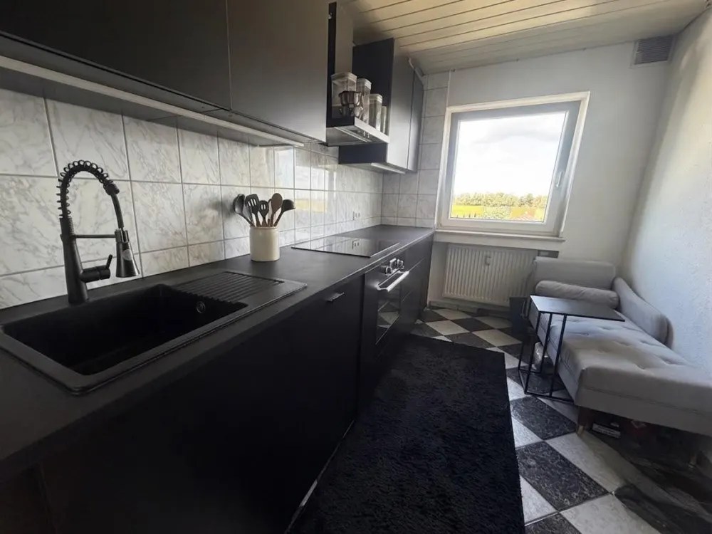 Möblierte 2,5-Zimmer-Wohnung mit Balkon in Köln Esch