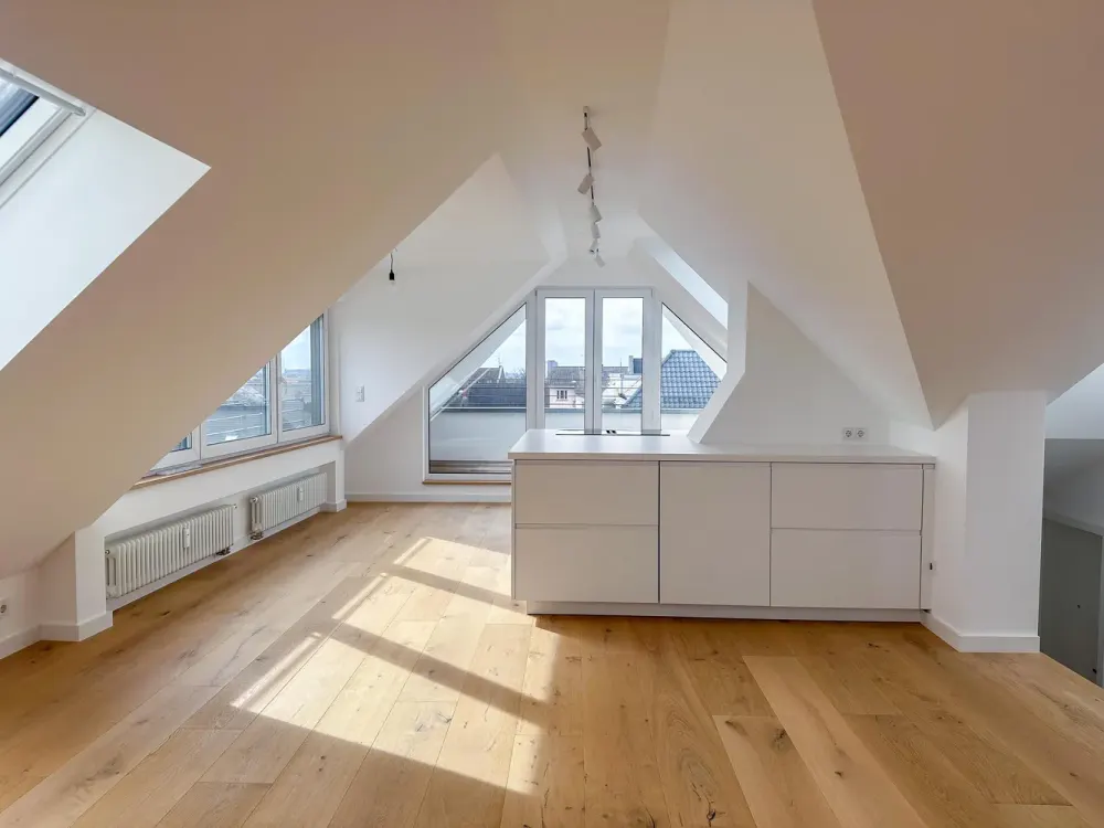 Lichtdurchflutetes Dachgeschoss mit Dachterrasse & Weitblick | Frankfurt Ostend