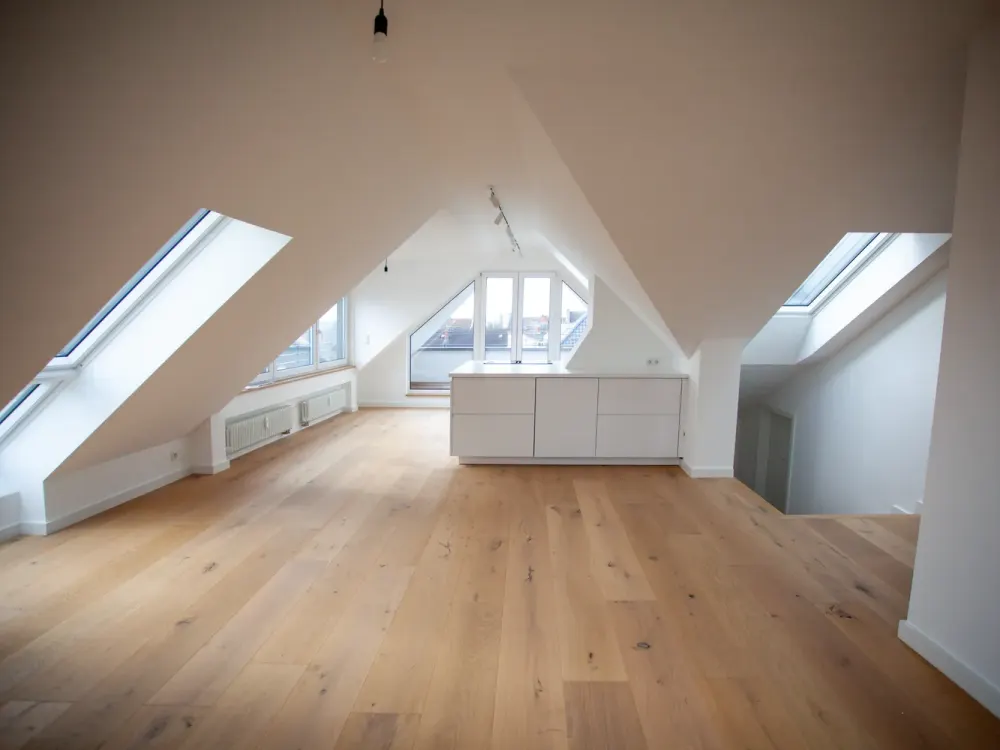 Lichtdurchflutetes Dachgeschoss mit Dachterrasse & Weitblick | Frankfurt Ostend