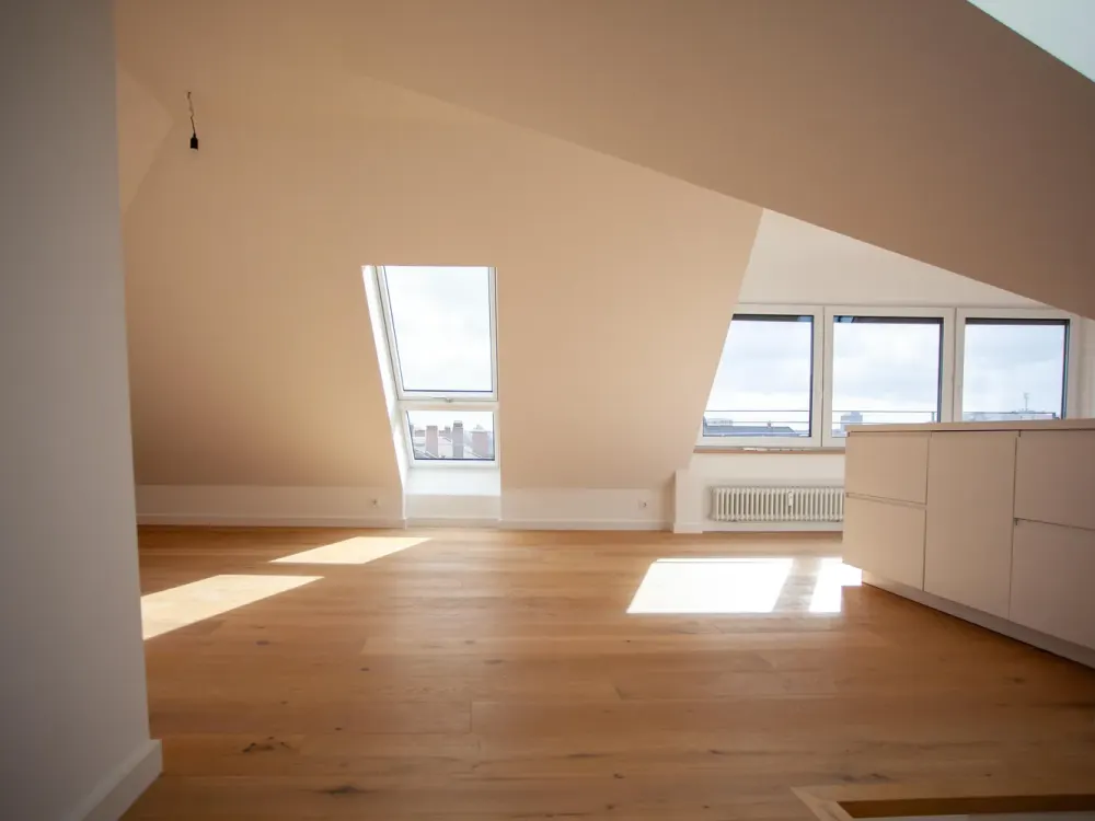 Lichtdurchflutetes Dachgeschoss mit Dachterrasse & Weitblick | Frankfurt Ostend