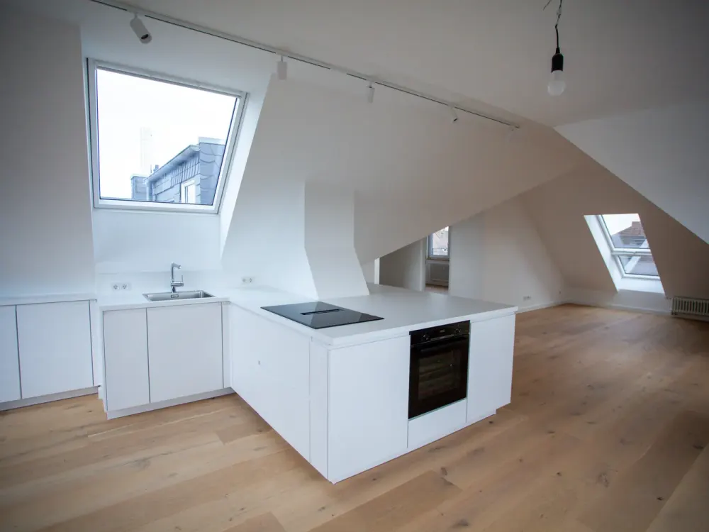 Lichtdurchflutetes Dachgeschoss mit Dachterrasse & Weitblick | Frankfurt Ostend