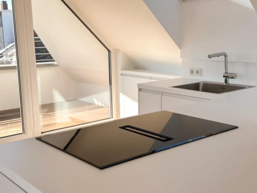 Lichtdurchflutetes Dachgeschoss mit Dachterrasse & Weitblick | Frankfurt Ostend