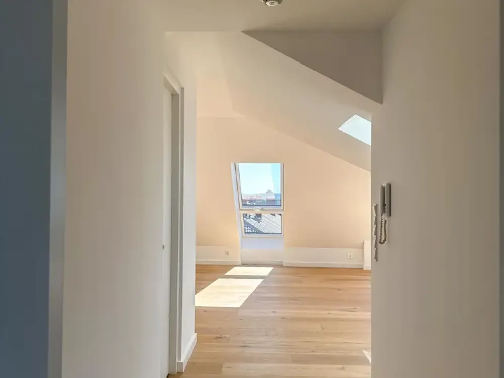 Lichtdurchflutetes Dachgeschoss mit Dachterrasse & Weitblick | Frankfurt Ostend