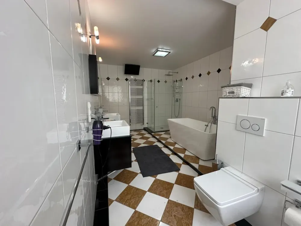 5-Zimmer-Wohnung mit Garten in Frankfurt Unterliederbach