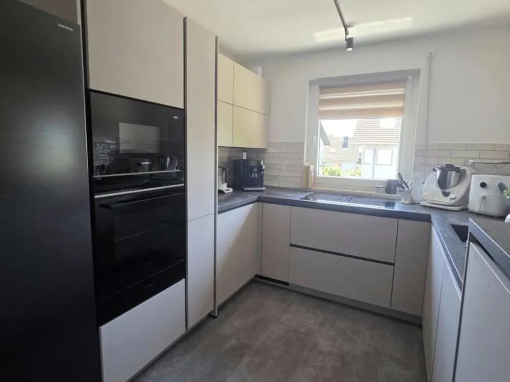 Helle 7-Zimmer-Maisonette-Wohnung mit exklusiver Küche in Bruchköbel zu vermieten