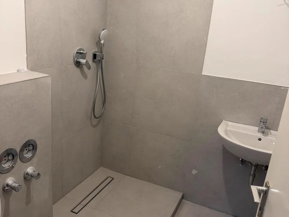 Kernsanierte 1-Zimmer-Wohnung mit separater Küche und Keller