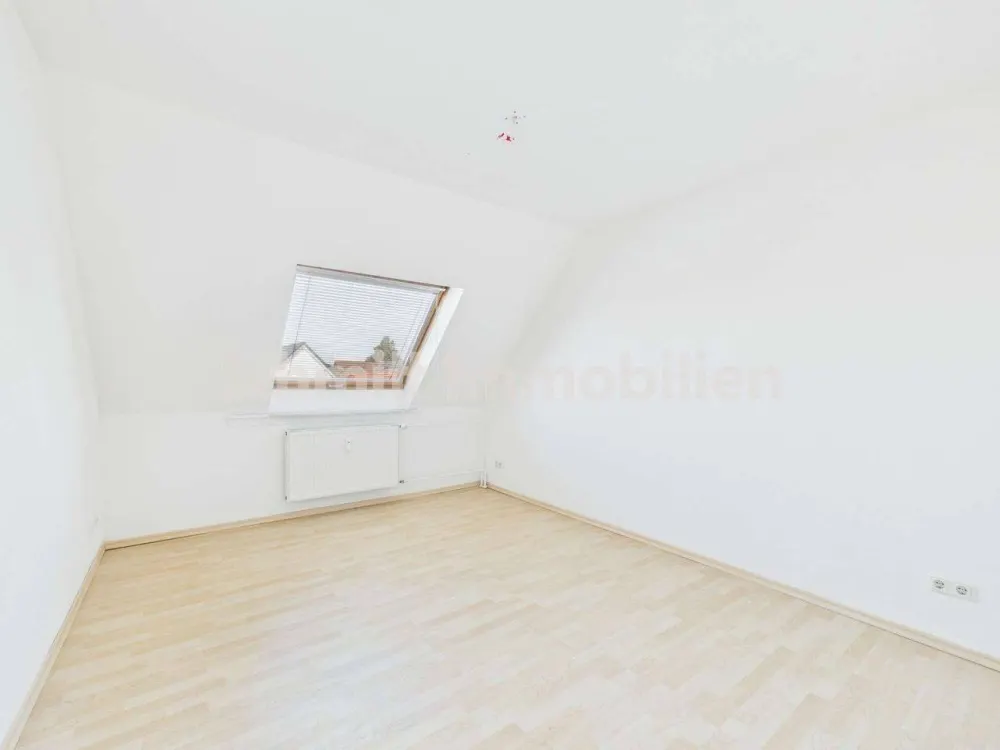 Ideal für Singles: Helle Dachgeschosswohnung in F-Schwanheim