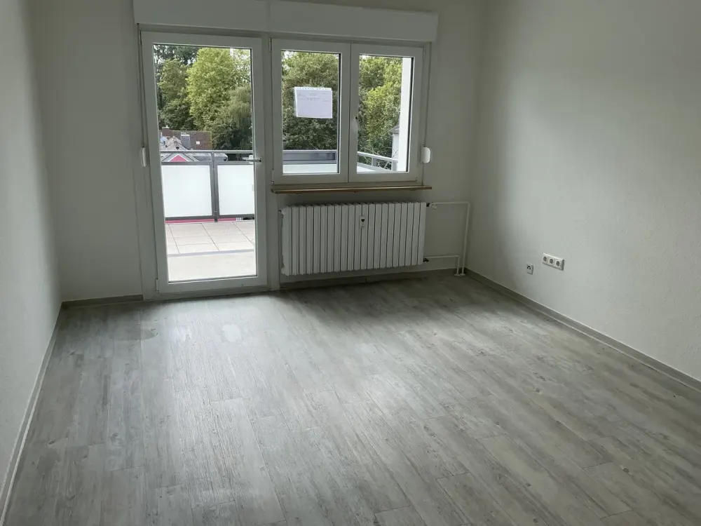 Einzug kurzfristig möglich!!! sehr schöne 2,5-Zi.-Wohnung mit Balkon
