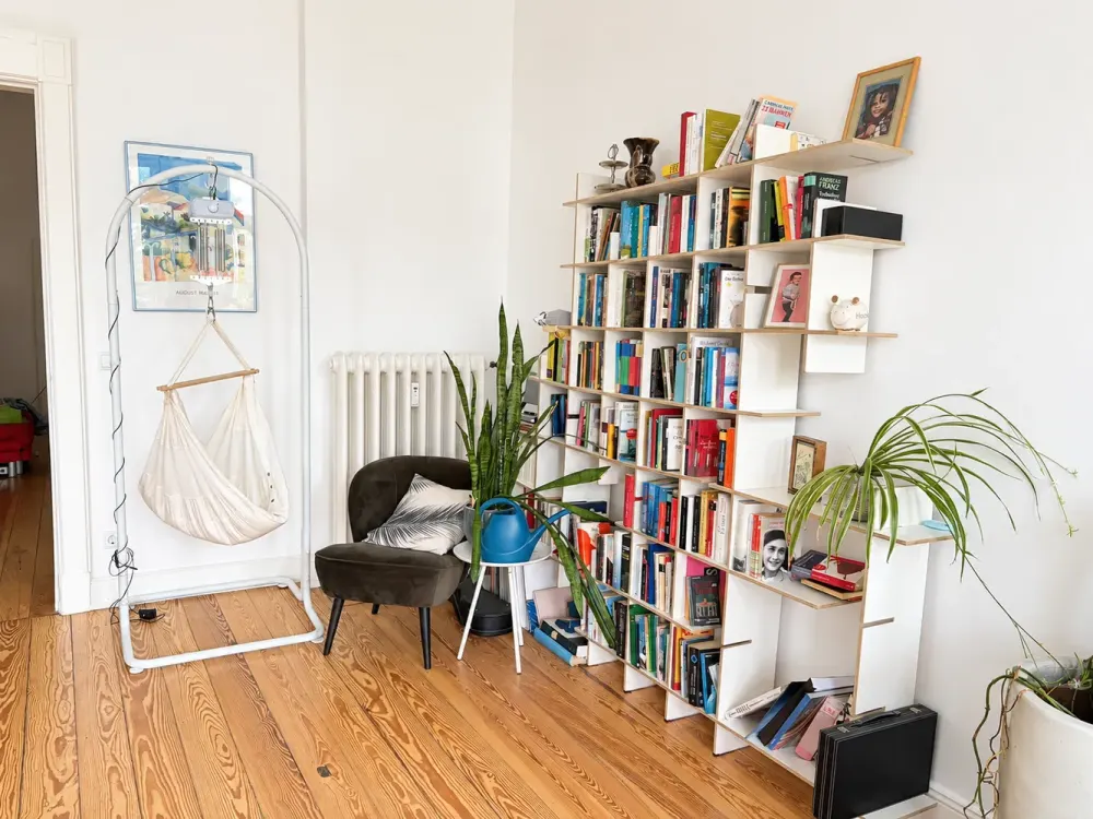 Spacious, Light-Flooded 4.5-Room Old Building Apartment with 2 Balconies in Winterhude